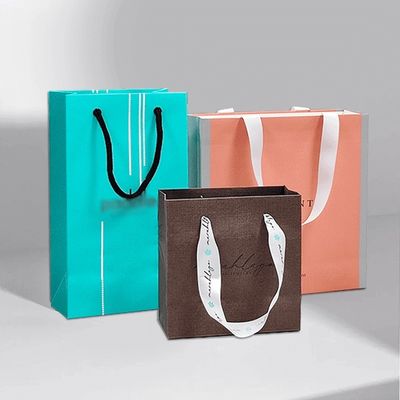 Kurdele Aksesuarları Perakende Alışverişi için Özel Logo Kağıt El Çantası Hediye Paketleme Çantaları