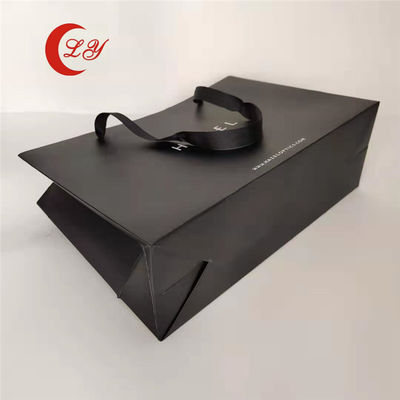Çevre dostu siyah hediye kağıt çantaları kendi logonla geri dönüştürülmüş malzemelerden yapılmış