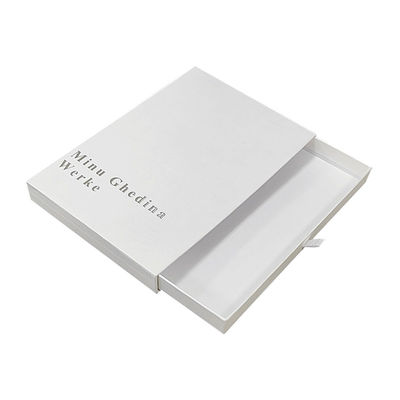 Beyaz küçük hediye paketleme kutusu