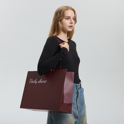 Özel Şık Büyük Kağıt Alışveriş Çantaları Elbiseler Kişiselleştirilmiş Logo Tasarımı Geri Dönüştürülmüş Moda Toplu Lüks Marka Çantaları Mağazalar İçin