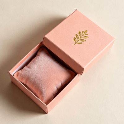 Özel Tasarımlı Lüks Hediye Kutusu Kabartmalı Yeşil Sert Kağıt Mücevher Kutusu Yüzük ve Küpe Moda Aksesuarı Saklama